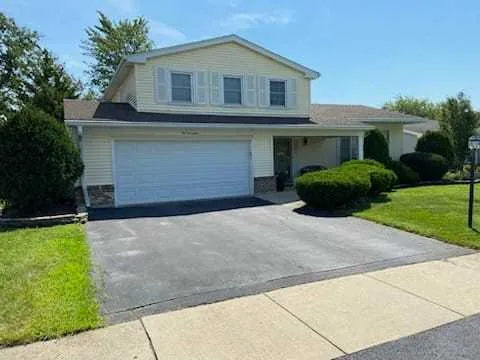 $3,150 | 617 Newport Avenue, Westmont, IL 60559