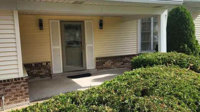 $3,150 | 617 Newport Avenue, Westmont, IL 60559