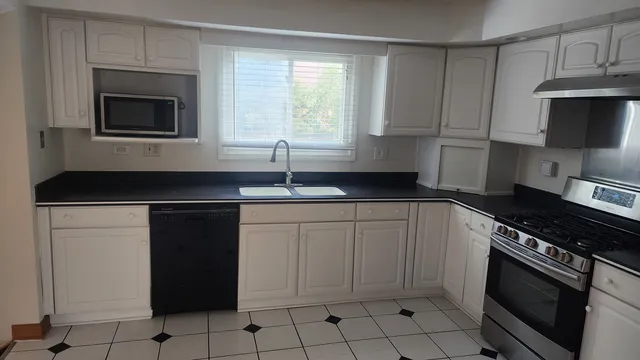 $3,150 | 617 Newport Avenue, Westmont, IL 60559