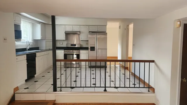 $3,150 | 617 Newport Avenue, Westmont, IL 60559