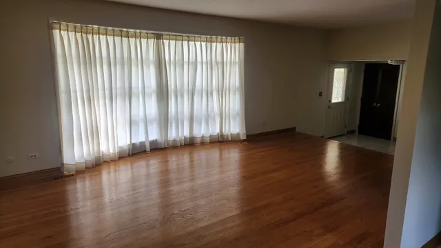 $3,150 | 617 Newport Avenue, Westmont, IL 60559