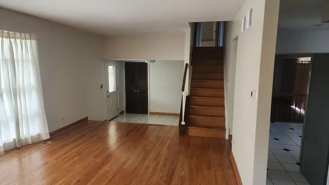 $3,150 | 617 Newport Avenue, Westmont, IL 60559