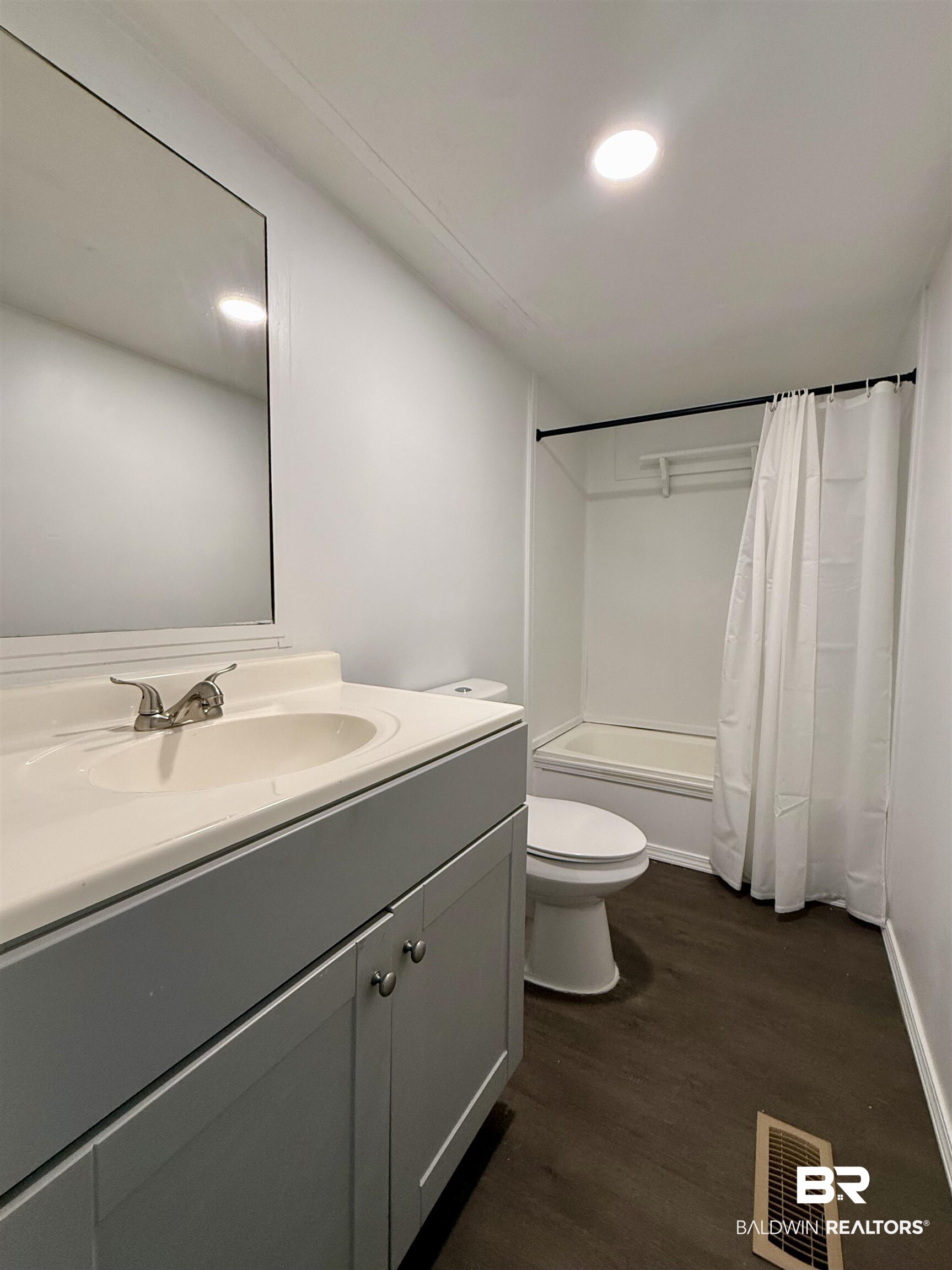 25555 Canal Road, Unit 11 Orange Beach, AL 36561 - Photo 19 of 22 Guest Bathroom