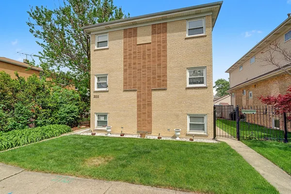 $199,000 | 2111 North 75th Avenue, Unit 1E, Elmwood Park, IL 60707