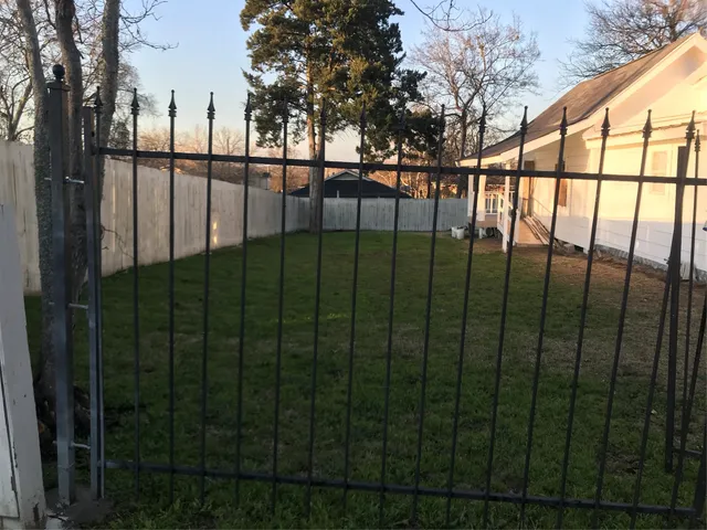 a view of a backyard