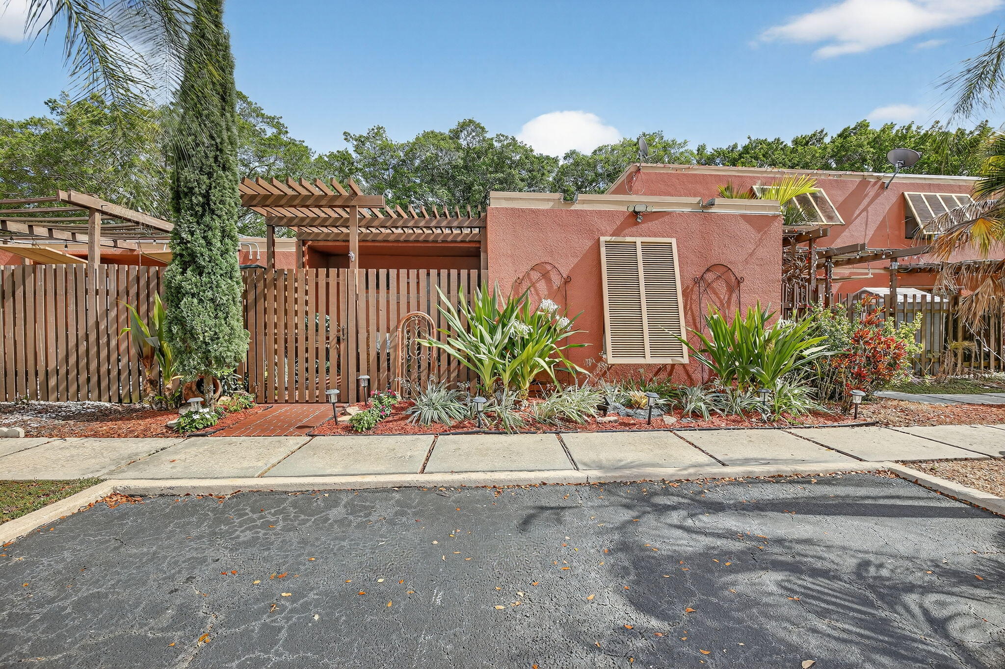 1533 Fairway Road Pembroke Pines, FL 33026 - Photo 1 of 38 1-web-or-mls-_A7A1349