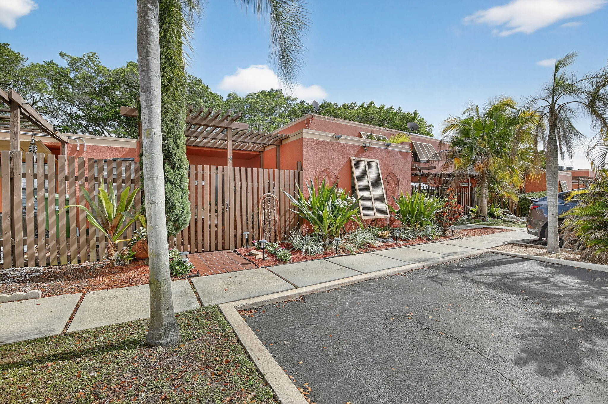 1533 Fairway Road Pembroke Pines, FL 33026 - Photo 2 of 38 2-web-or-mls-_A7A1354