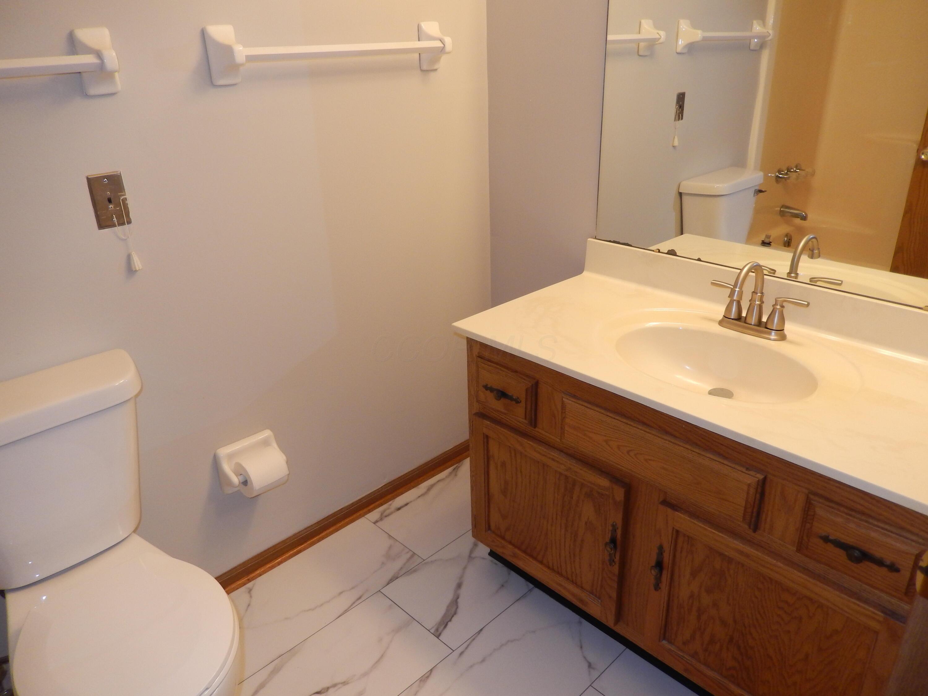 4117 Karl Road, Unit 302 Columbus, OH 43224 - Photo 22 of 33 Full bath tub