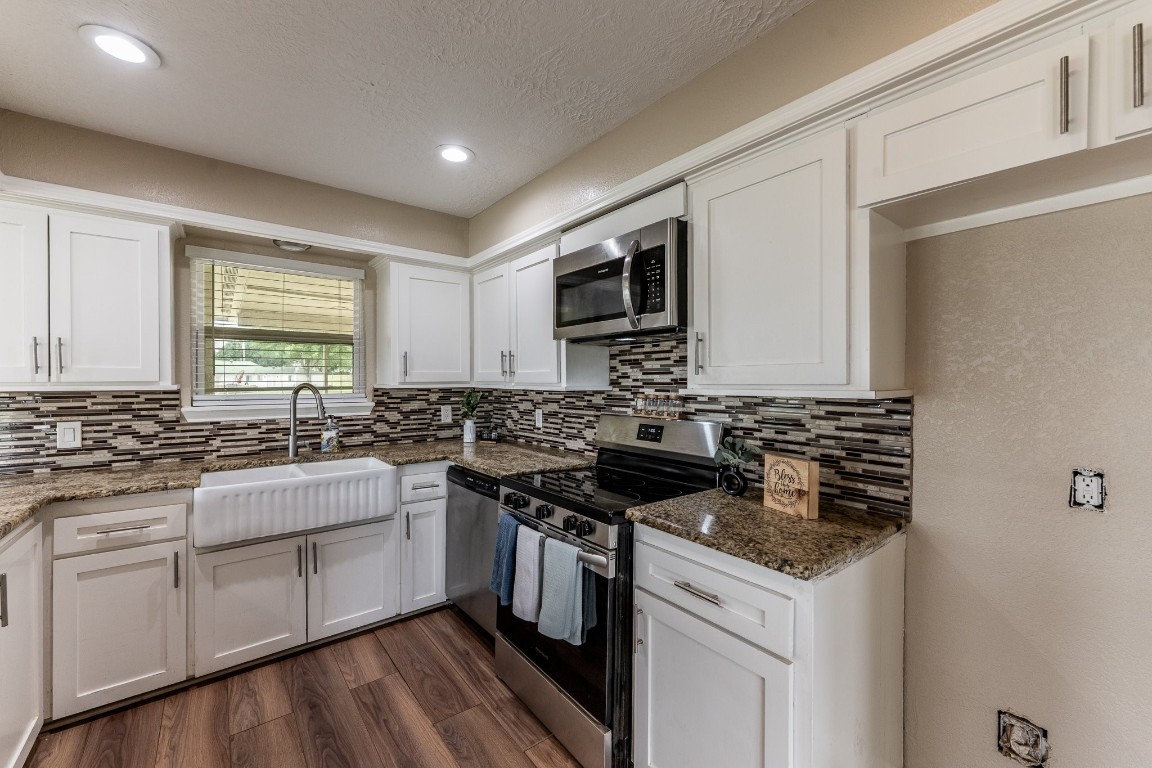 280 Crestmont Point Blank, TX 77364 - Photo 5 of 25 a kitchen with a sink stove and microwave