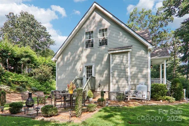 a view of a house with backyard