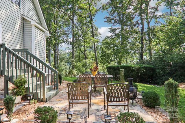 a view of a small house with yard and plants