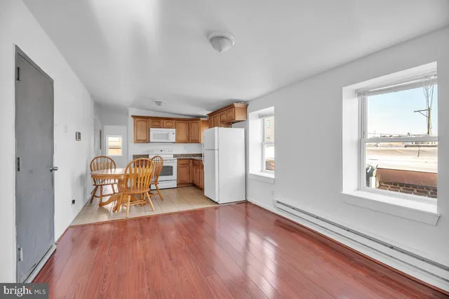 a furnished livingroom and windows