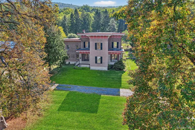 a view of a house with a yard