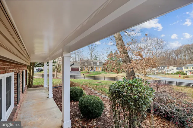 a view of back yard of the house