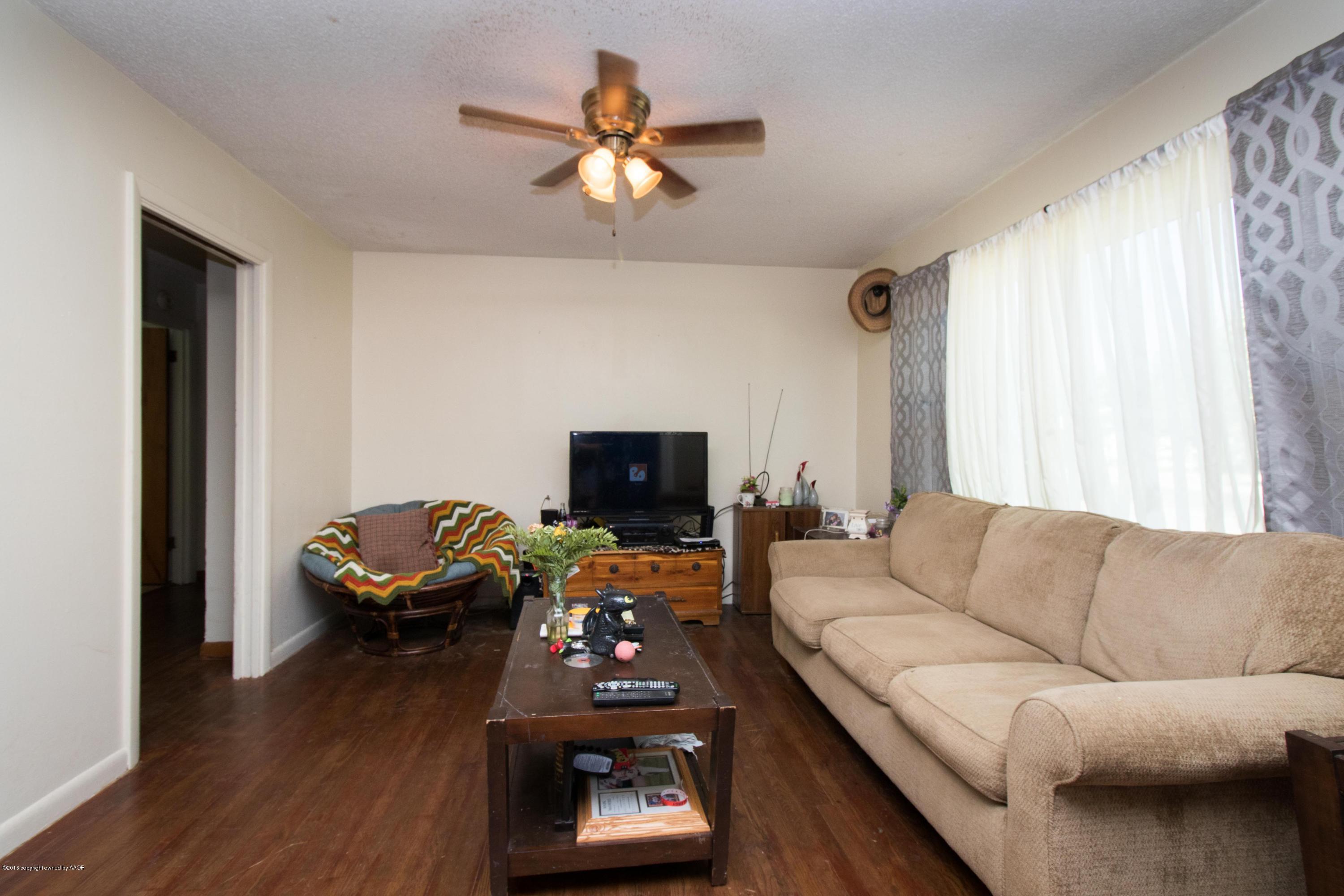4309 South Monroe Street Amarillo, TX 79110 - Photo 5 of 16 a living room with furniture and a flat screen tv