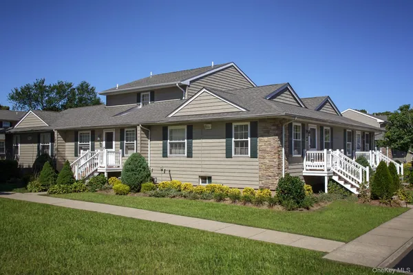 $2,750 | 115 Connetquot Avenue, Unit 9, East Islip, NY 11730