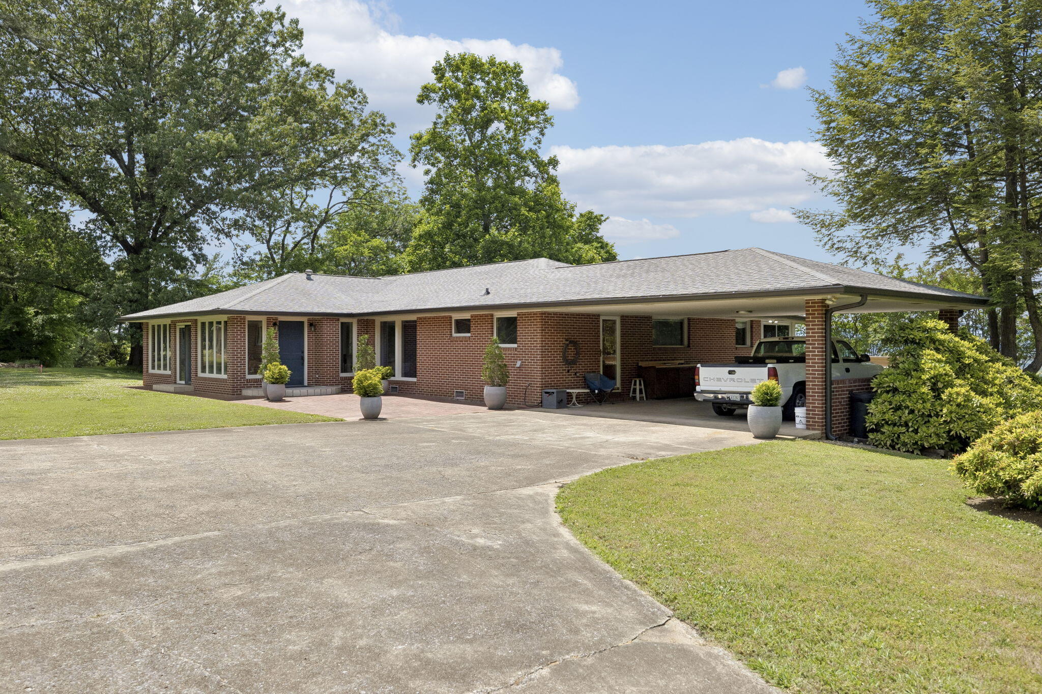 54 Shallowford Road Chattanooga, TN 37404 - Photo 3 of 38 2-54 Shallowford Rd - 002