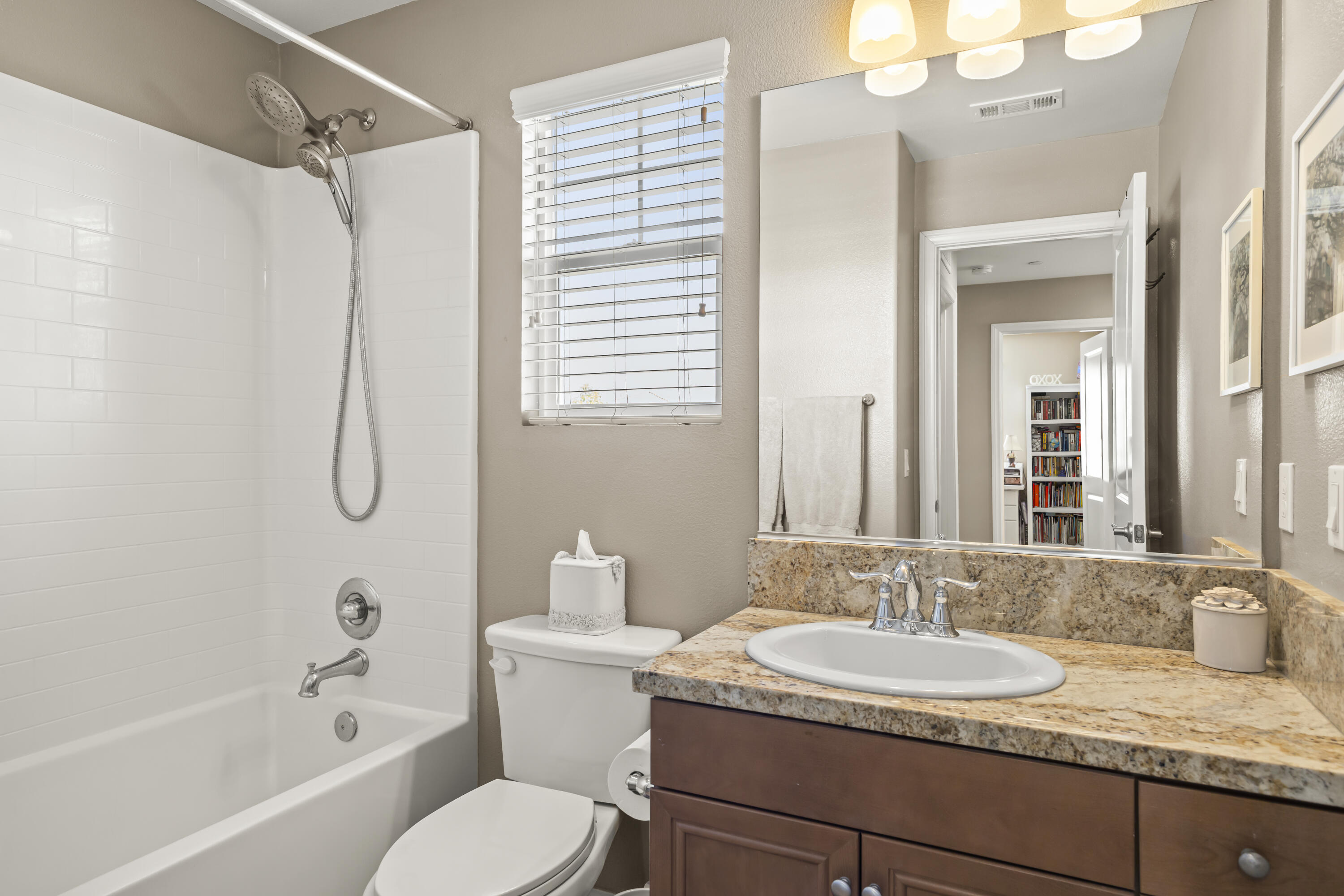 630 Whalen Way Oxnard, CA 93036 - Photo 28 of 36 Upstairs Hall Bath