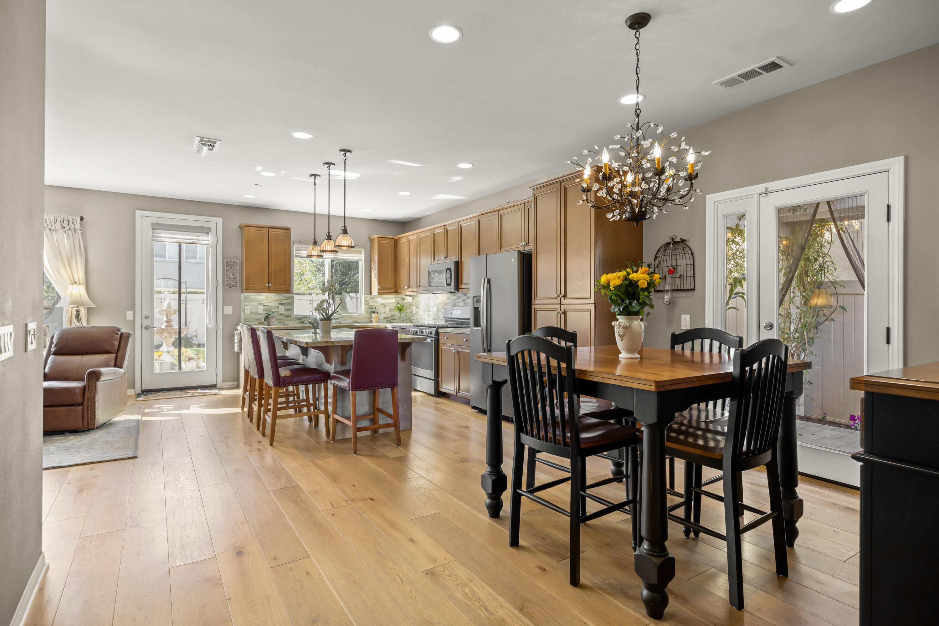 630 Whalen Way Oxnard, CA 93036 - Photo 5 of 36 Dinnig and Kitchen