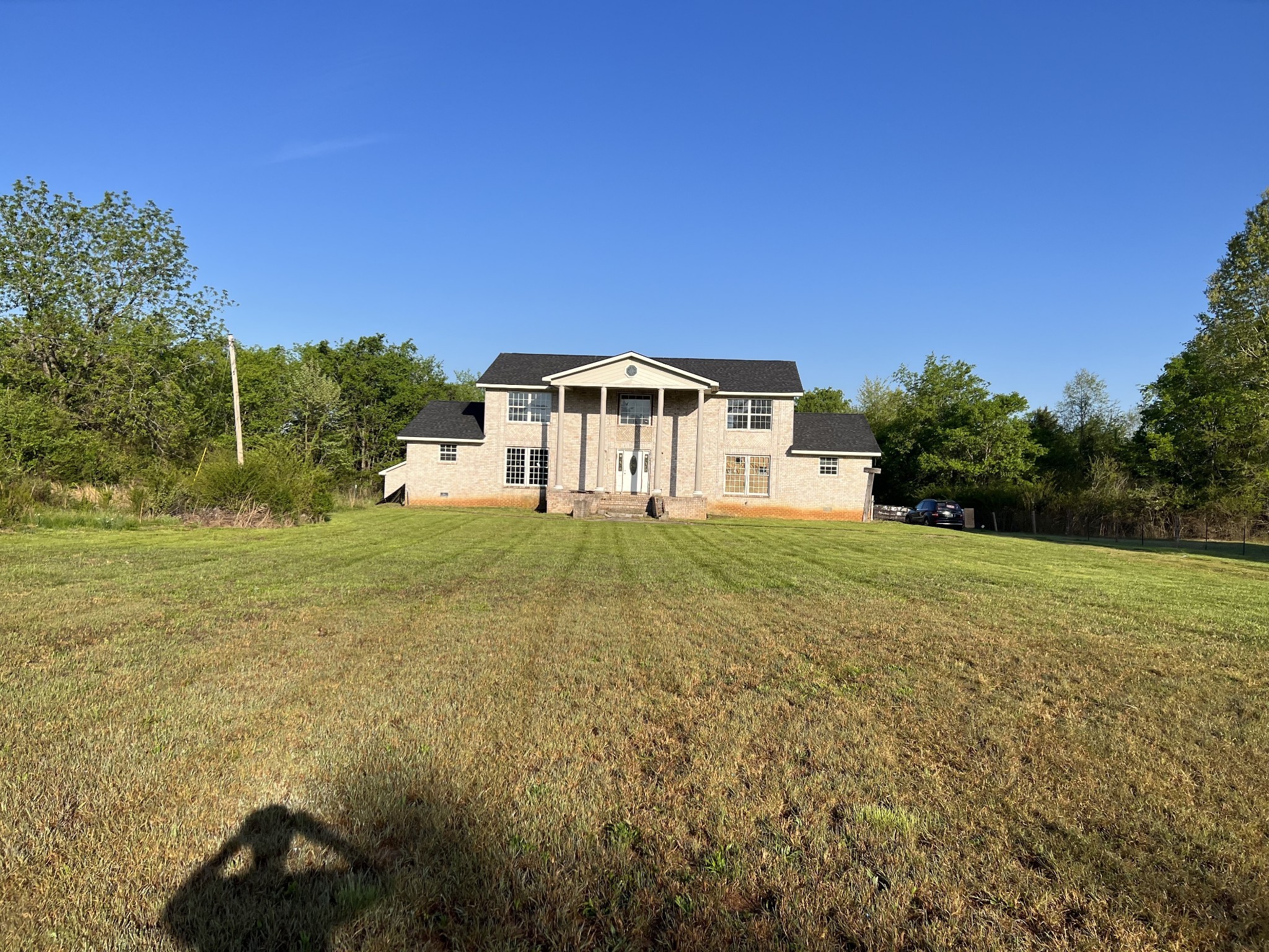 a view of a house with a yard