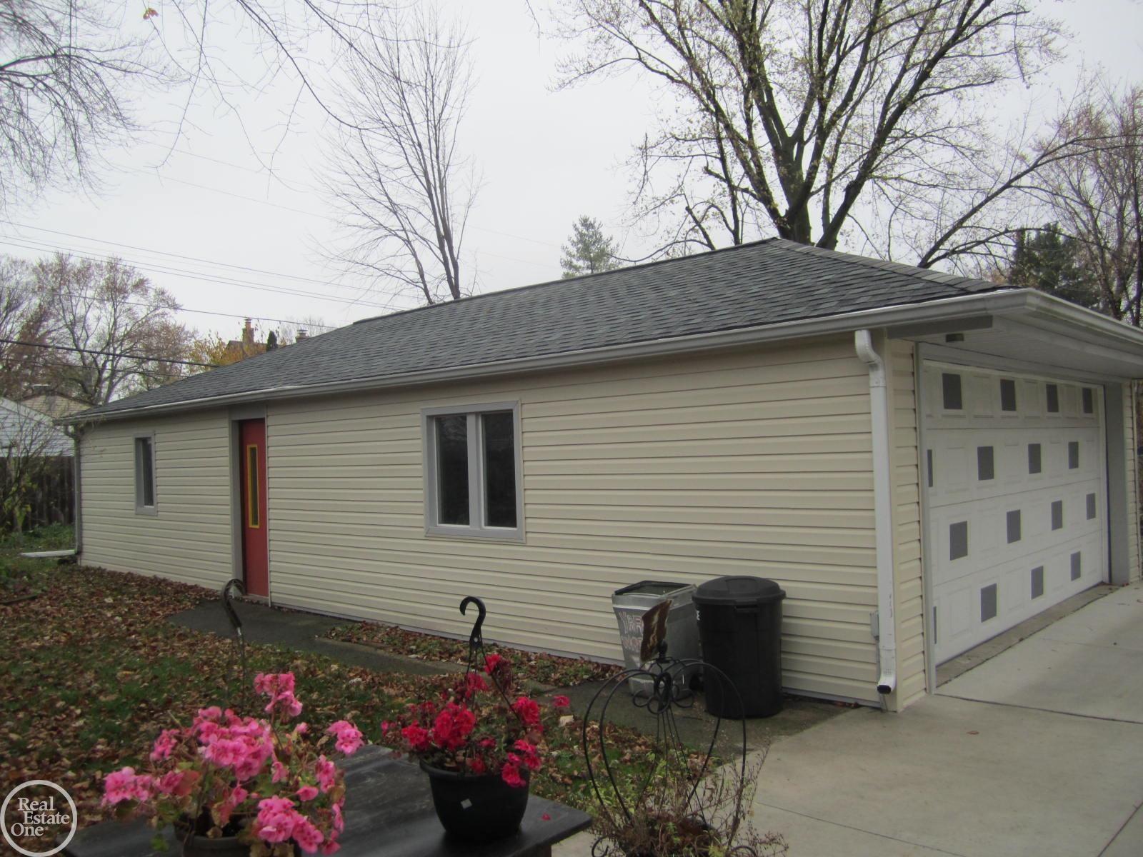 20005 Rensellor Street Livonia, MI 48152 - Photo 6 of 26 50161662-b7bb9400-0e65-420b-be92-ee58bc0ba240.JPG