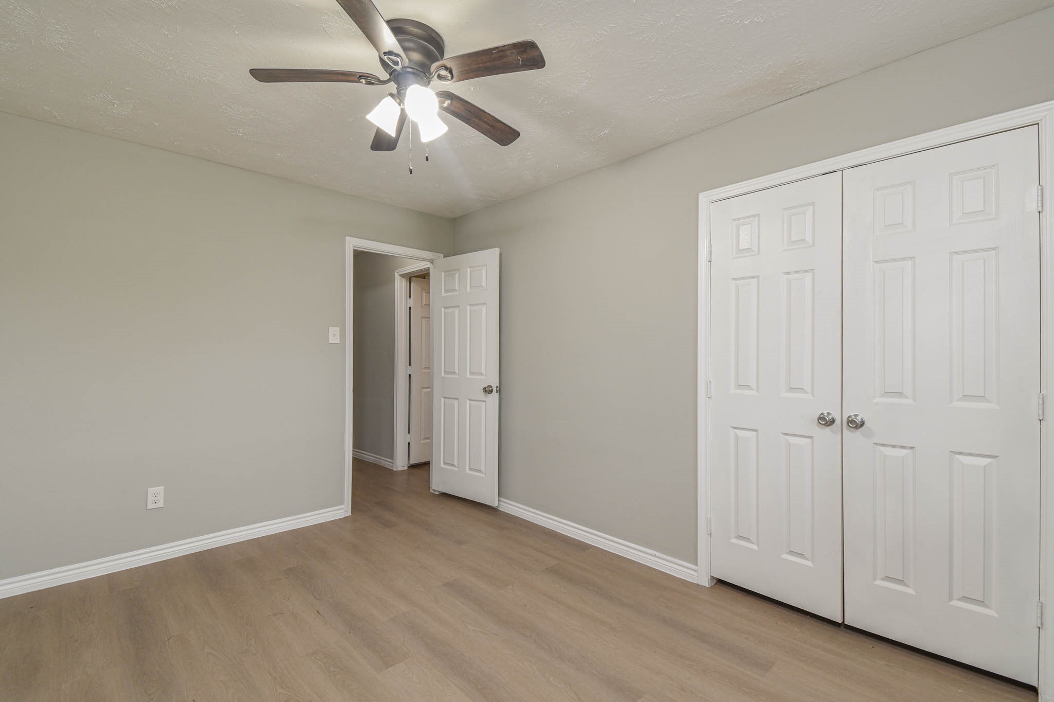 2834 Pansy Street Pasadena, TX 77503 - Photo 22 of 30 Back Bedroom with Double Door Closet.