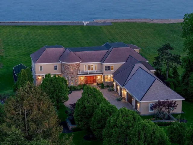 a view of a back yard