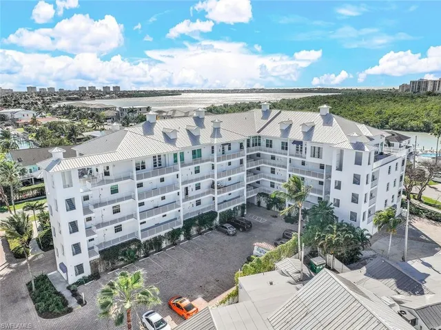 $2,950 | 140 Palm Street, Unit 305, Marco Island, FL 34145