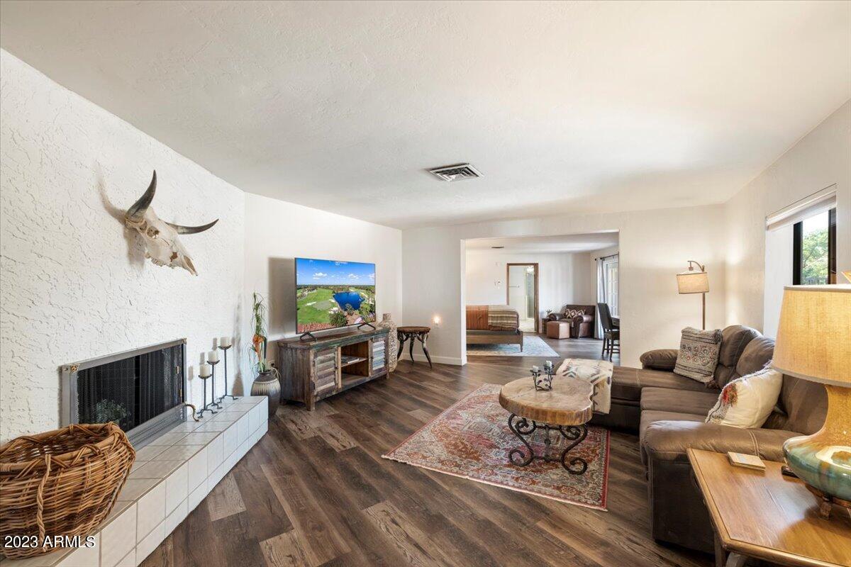5733 East Camelback Road Phoenix, AZ 85018 - Photo 18 of 45 Living Area