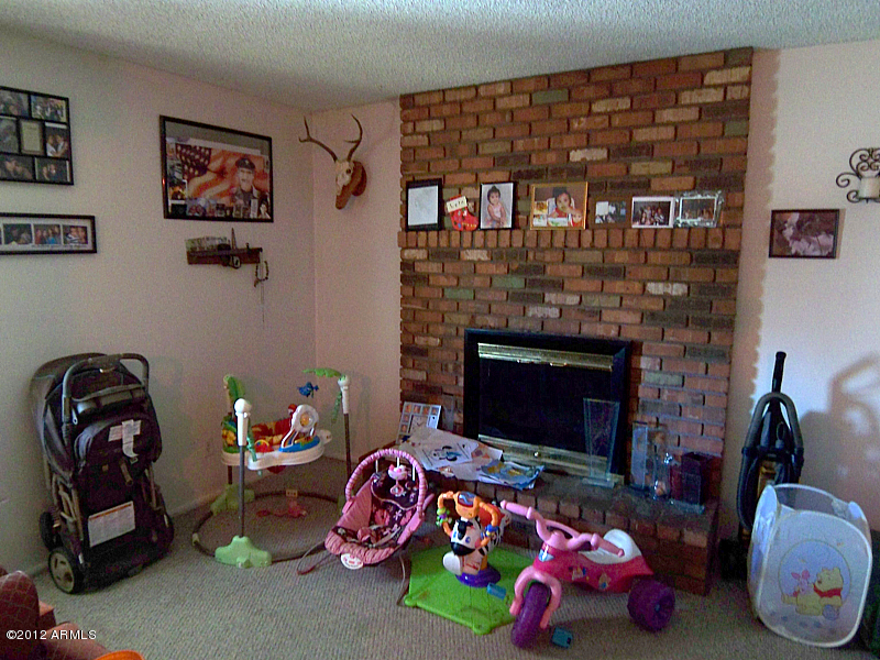4513 East Wayland Road Phoenix, AZ 85040 - Photo 4 of 9 100_2674