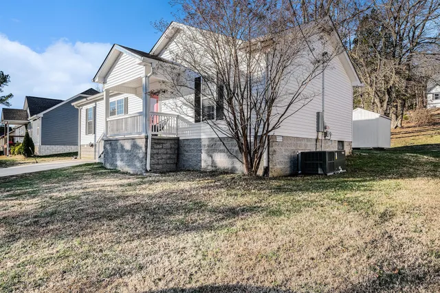 a view of a house with a yard