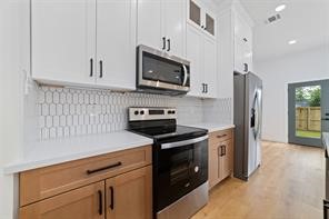 4010 Dreyfus Street Houston, TX 77021 - Photo 12 of 41 Built in amenities & appliances