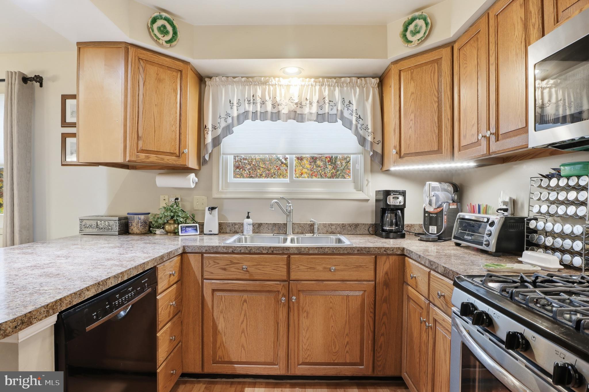 160 Greenleaf Road York, PA 17406 - Photo 10 of 46 Warm and inviting kitchen with natural light.