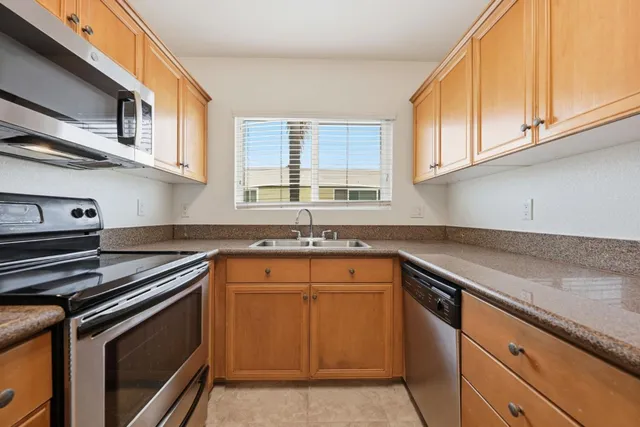 $2,425 | 6666 Beadnell Way, Unit 26, San Diego, CA 92117