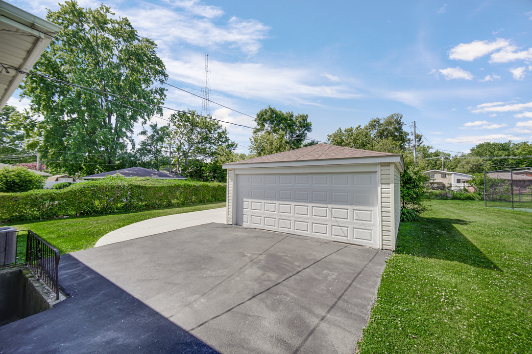 1112 Hickory Road Homewood, IL 60430 - Photo 4 of 24