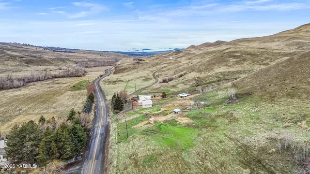 a view of a pathway in front of house