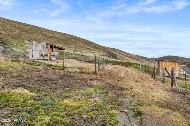 a view of a house with backyard