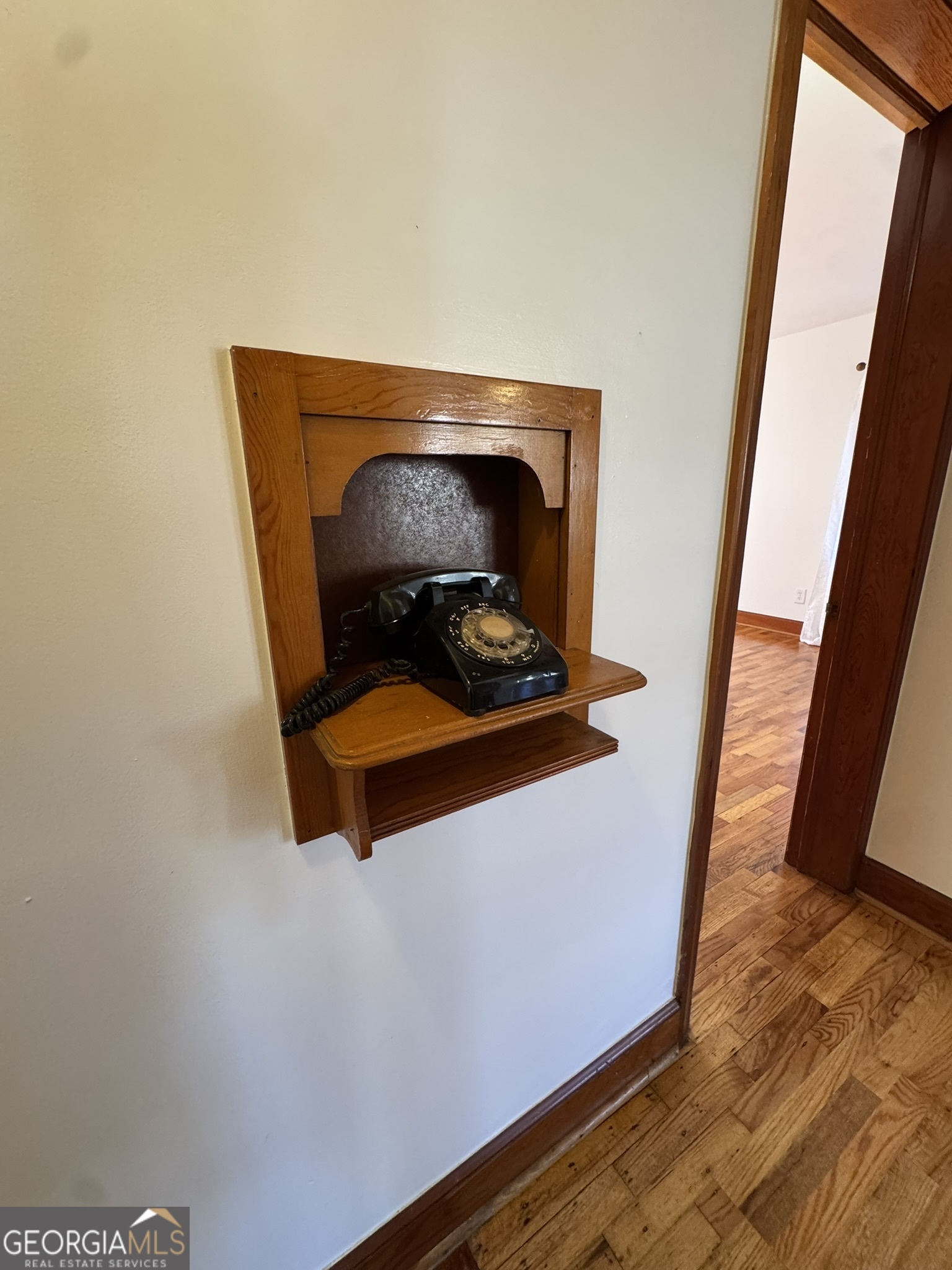410 Sunset Circle Forsyth, GA 31029 - Photo 12 of 27 a living room with toilet and a wooden floor