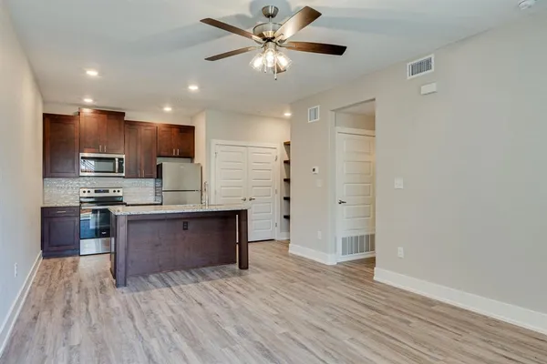 $1,450 | 115 West Jones Street, Unit 201, Krum, TX 76249
