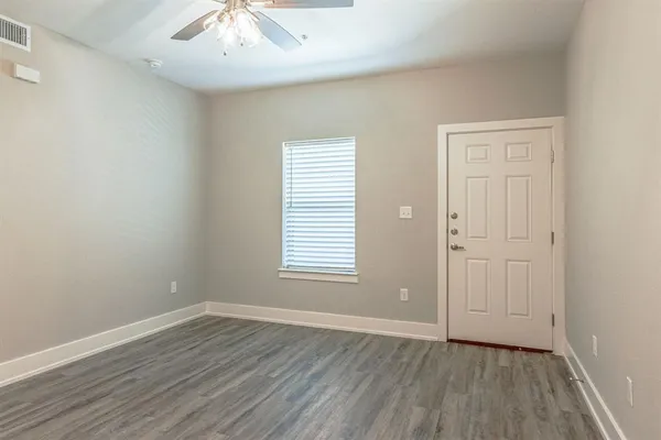 $1,450 | 115 West Jones Street, Unit 201, Krum, TX 76249