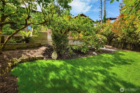 a view of yard with green space