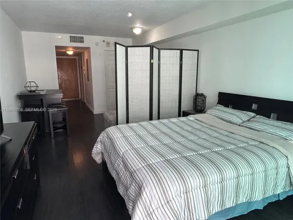 $2,195 | 1200 Brickell Bay Drive, Unit 3610, Miami, FL 33131