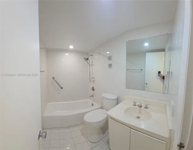 $2,500 | 9431 Southwest 4th Street, Unit 201, Miami, FL 33174