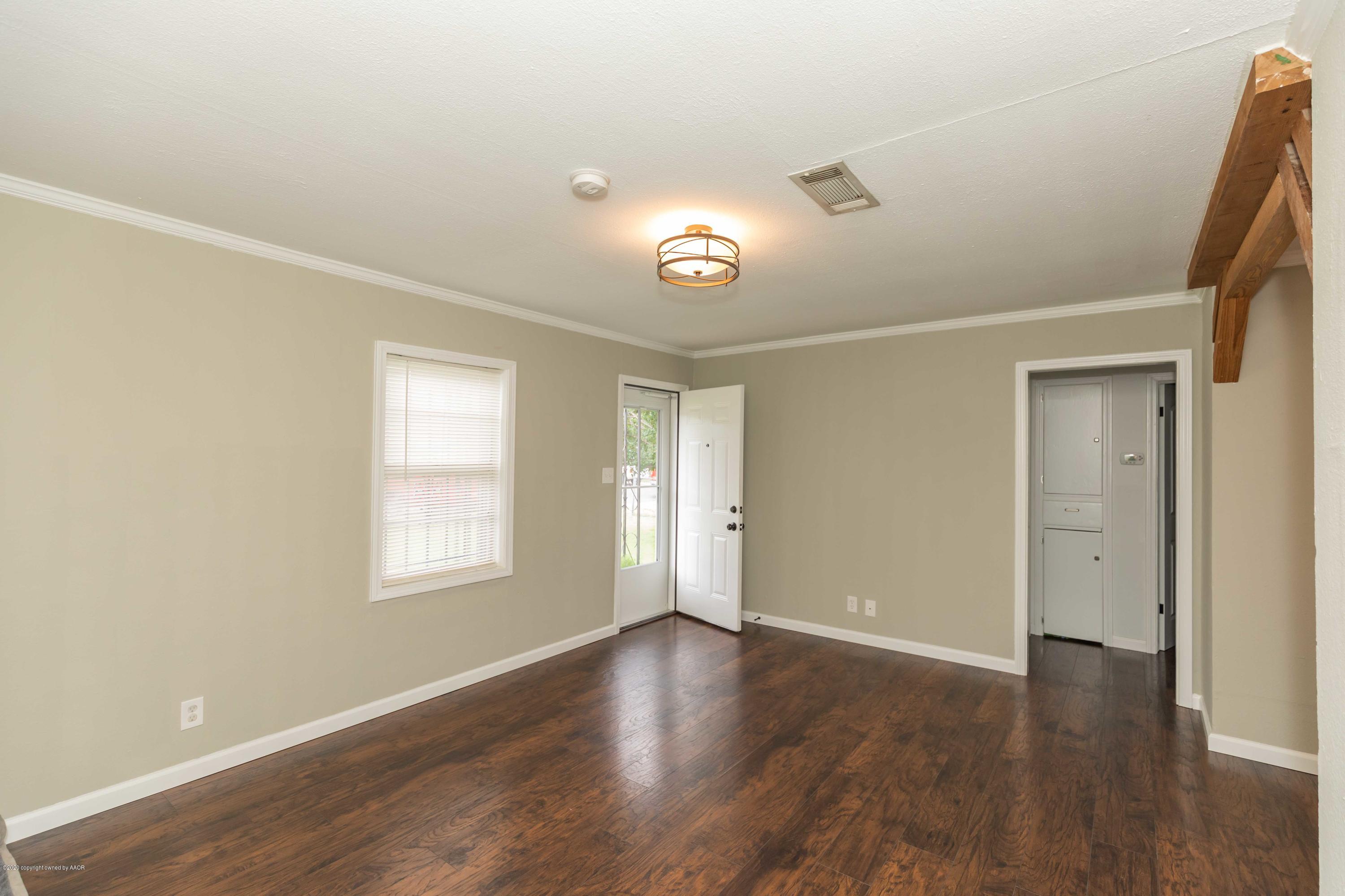 1509 North Spring Street Amarillo, TX 79107 - Photo 6 of 25 LIVING ROOM VIEW 2
