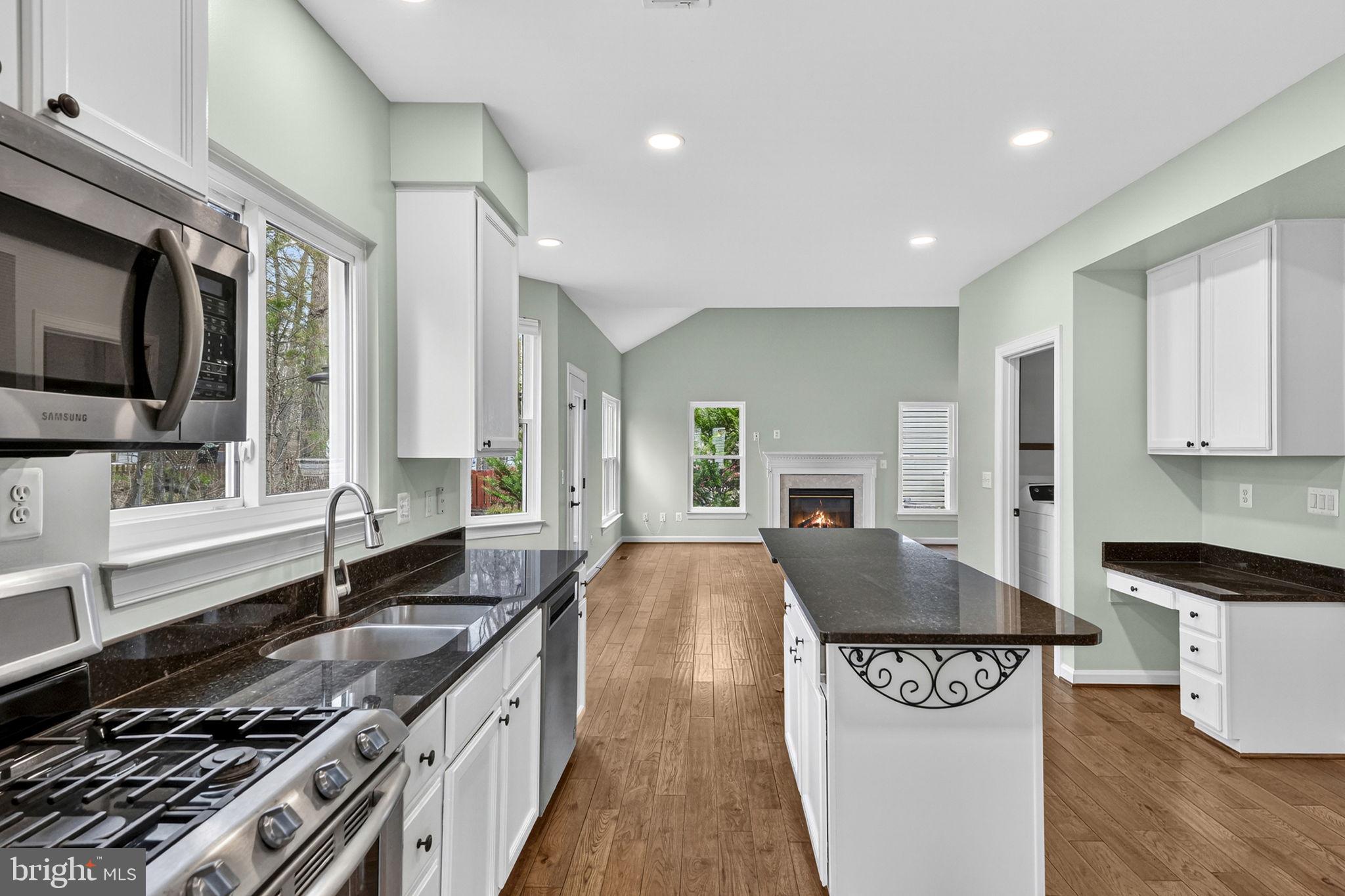 42943 Gotham Way Ashburn, VA 20147 - Photo 12 of 53 Kitchen with newer appliances