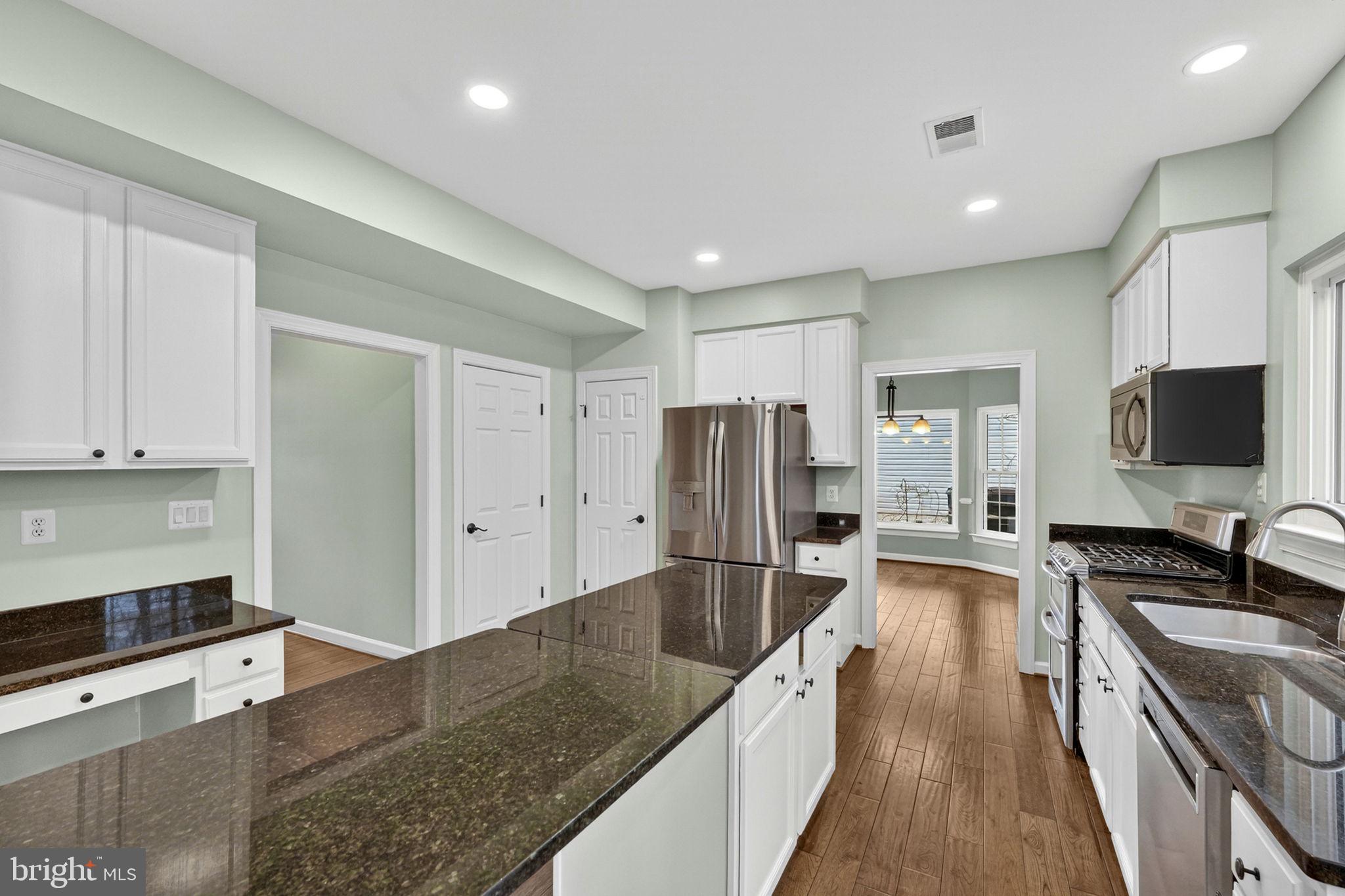 42943 Gotham Way Ashburn, VA 20147 - Photo 13 of 53 Kitchen with updated countertops