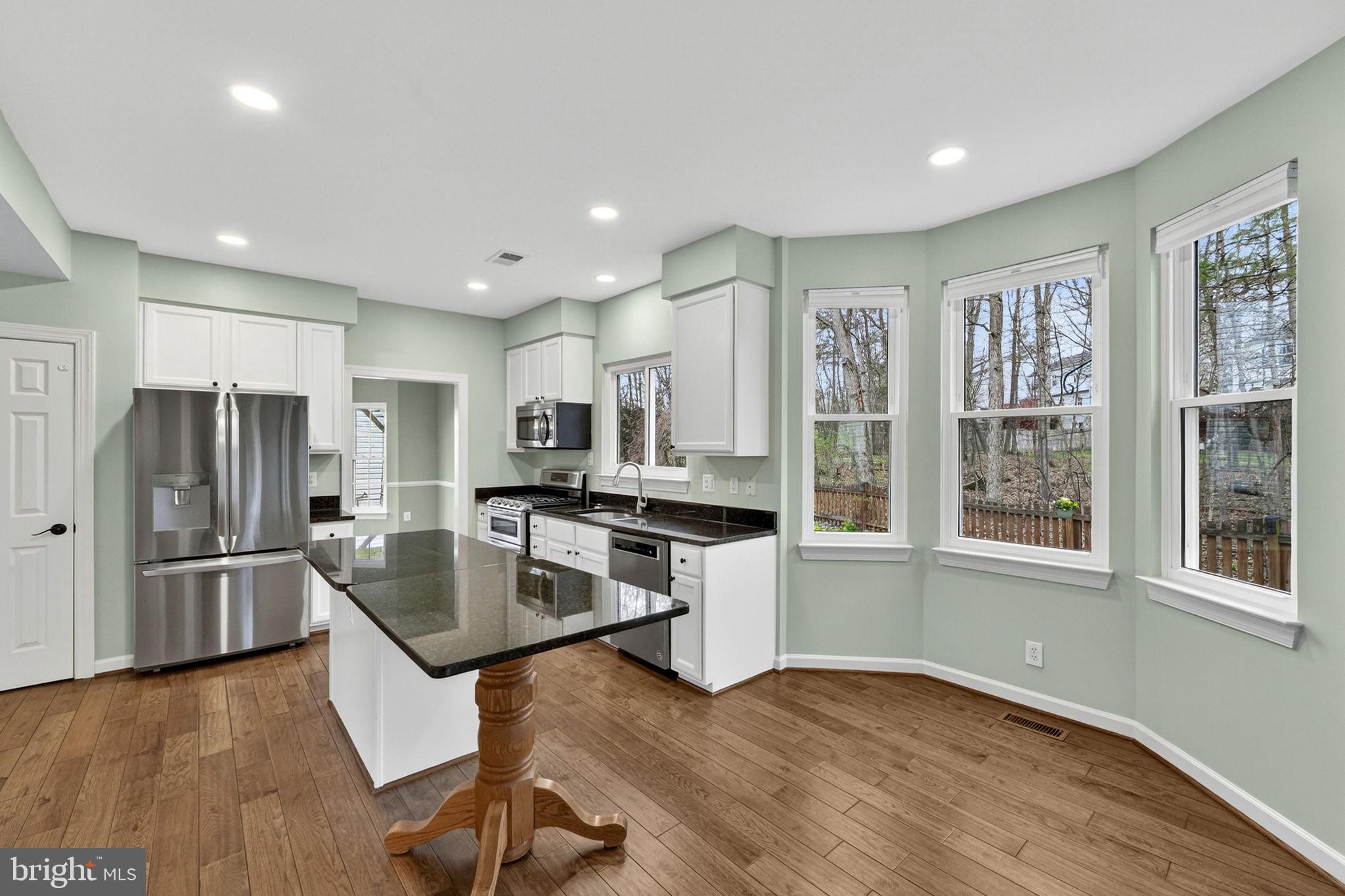 42943 Gotham Way Ashburn, VA 20147 - Photo 14 of 53 Kitchen with eat-in space