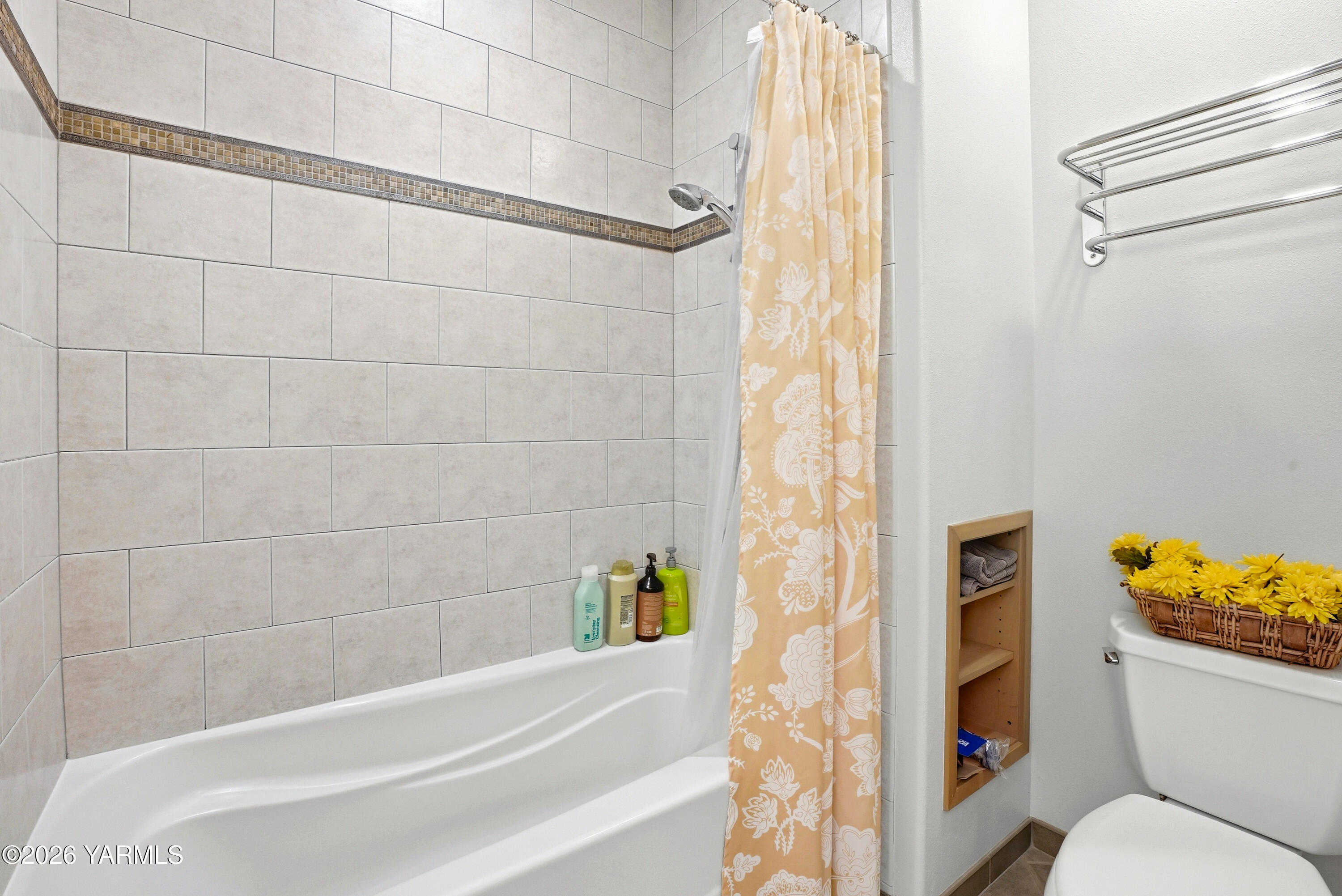 660 Noble Hill Road Yakima, WA 98908 - Photo 42 of 63 a bathroom with a toilet and a bathtub