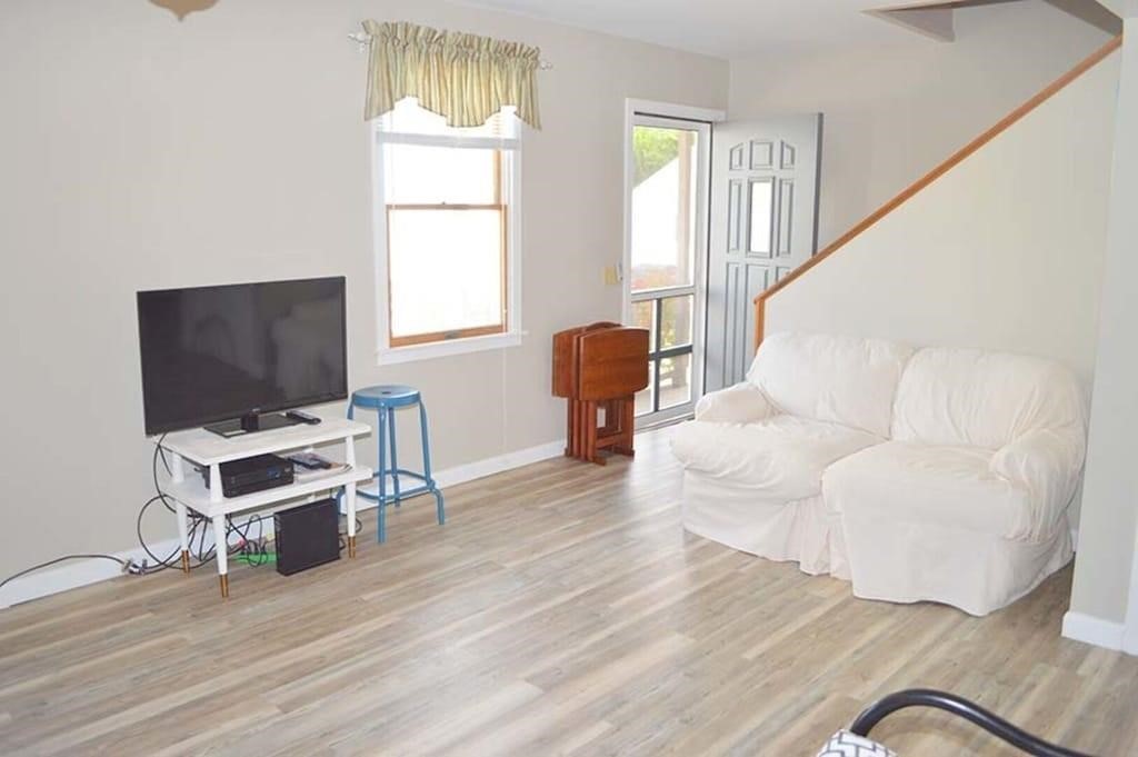 28 Angell Road Narragansett, RI 02882 - Photo 7 of 19