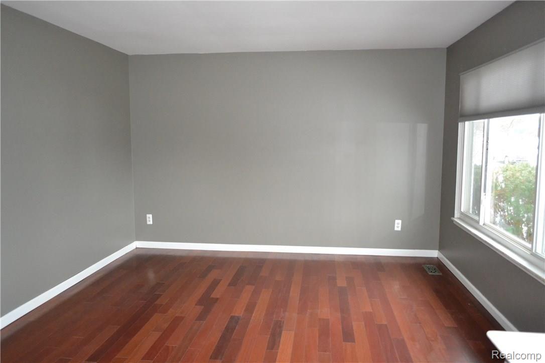 971 Brighton Lake Road Brighton, MI 48116 - Photo 7 of 21 living room